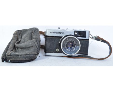 A vintage 20th century Olympus Trip 35 film camera. Lens Olympus D-Zuiko 1:2,8 f=40mm. Model number 2456923. Measures 12cm le