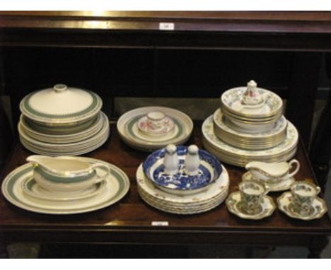 PARCEL OF CROWN DUCAL DINNERWARE, ROYAL WORCESTER 'MAYFIELD' DINNERWARE, AYNSLEY DINNER PLATES, COALPORT, ETC. 