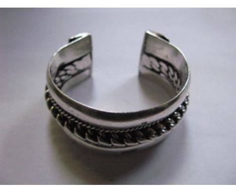 INTERESTING SILVER COLOURED BANGLE