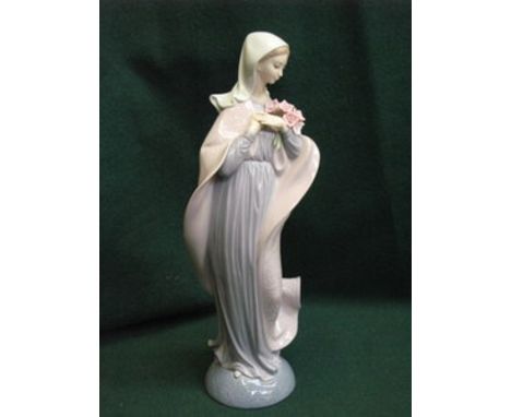 LLADRO GLAZED CERAMIC FIGURE OF A LADY WITH FLOWERS, APPROXIMATELY 32cm HIGH 