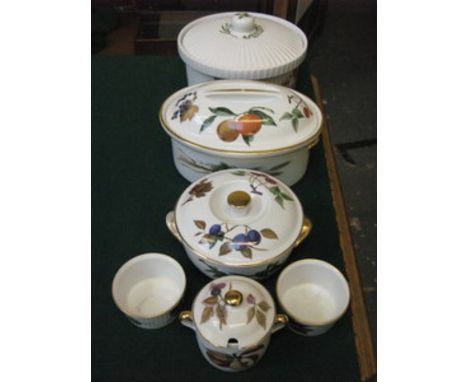 T.G. GREEN HARVEST FESTIVAL TUREEN PLUS FIVE PIECES OF VARIOUS ROYAL WORCESTER 