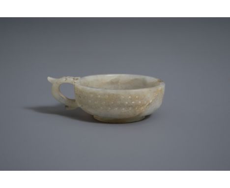 A Chinese archaistic grayish-green jade dragon handled cup, 17th/18th C. -- H 2,8 - L 8,3 cm -- -- --  Please request conditi