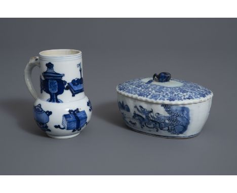 A Chinese blue and white jug with antiquities and a butter tub with Mongolian hunting scene, Kangxi/Qianlong -- H 11,4 cm (th