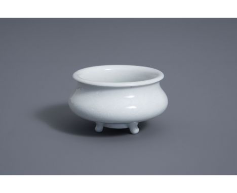 A Chinese anhua decorated Dehua blanc de Chine tripod censer, 18th/19th C. -- H 4,3 - Dia.: 7,2 cm -- -- --  Please request c