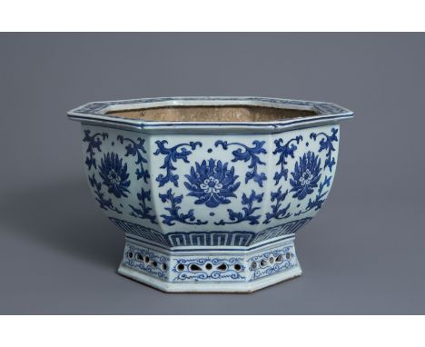 A Chinese blue and white 'lotus scroll' jardinire, Qianlong -- H 22,8 cm - Dia.: 40 cm -- -- --  Please request condition rep
