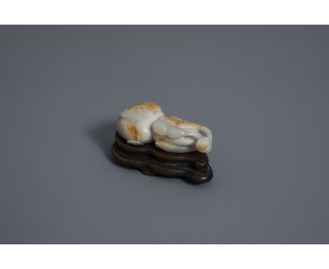 A Chinese russet jade 'bat on gourd' carving, 19th/20th C. -- 7,7 x 4 x 2,4 cm (the jade carving)Ê H 4,3 cm (the carving with