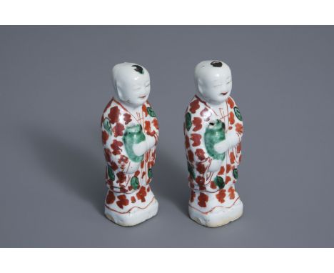 A pair of Chinese famille verte Hoho boys joss stick holders, Kangxi -- H 11,5 - 11,1 cm -- -- --  Please request condition r