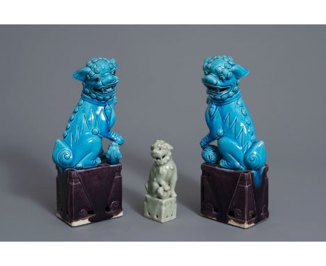 A pair of Chinese turquoise glazed models of Buddhist lions and one celadon example, 19th/20th C. -- H 29 - 14,3 cm (the larg