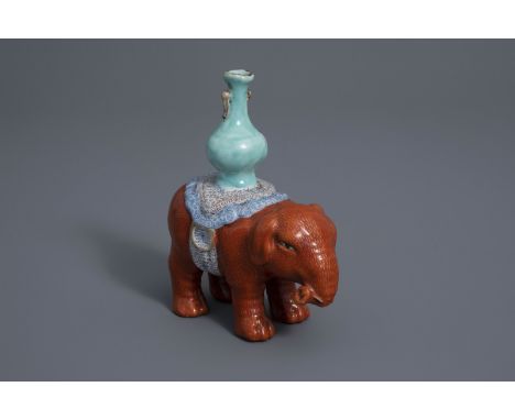 A Chinese famille rose elephant joss stick holder, 19th/20th C. -- H 17,2 cm - L 14,8 cm -- -- --  Please request condition r