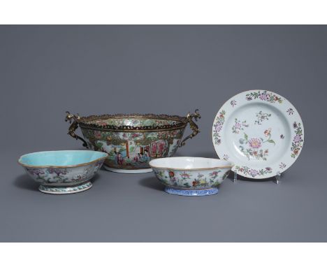 Three Chinese famille rose bowls and a plate, Qianlong and 19th C. -- Dia.: 32 - 20,3 cm (the largest and the smallest item)Ê