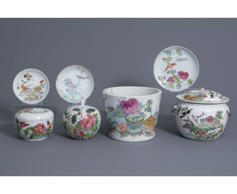 A varied collection of Chinese qianjiang cai and famille rose porcelain, 19th/20th C. -- H 16,6 - 10,6 cm (the largest and th