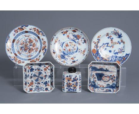 Three Chinese Imari style plates, two teapot stands and a tea caddy, Kangxi/Qianlong -- Dia.: 23 - 21,4 cm (the tallest and t