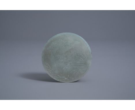 A Chinese green jade belt buckle, 19th/20th C. -- Dia.: 6 cm -- -- --  Please request condition reports by e-mail on info@cor
