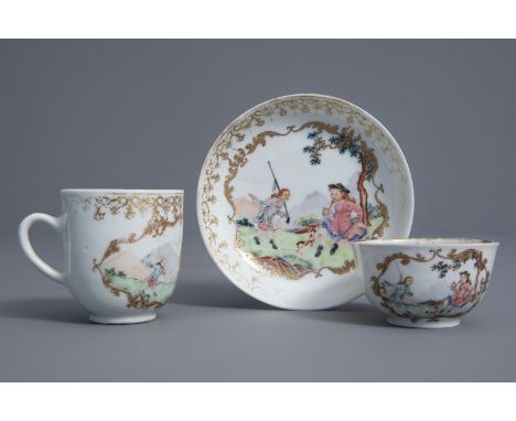 Two Chinese famille rose 'European hunting scene' cups and a saucer, Qianlong -- Dia.: 11,6 cm (the saucer)Ê H 6,5 - 4 cm - D