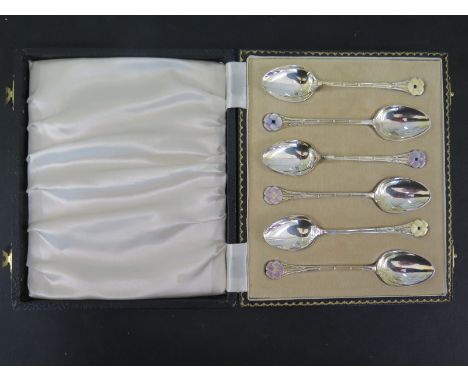 A boxed set of six silver teaspoons with enameled pansy decoration - Birmingham 1960
Condition report: Minor chips to enamel 