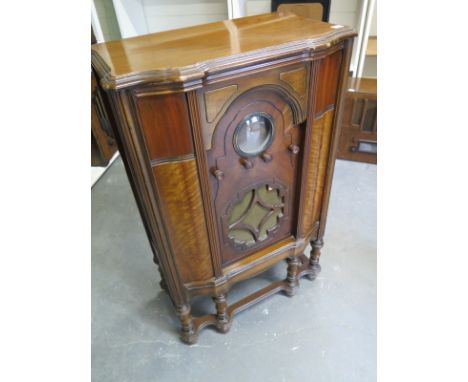 An RCA Victor walnut Valve Cabinet Radio - Height 107cm x Width 67cm 
Condition report: This item is sold as an item of histo