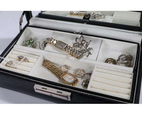 Jewellery, to include Irish silver sweetheart ring, moonstone set ring, Accurist ladies wristwatch, earrings, brooch etc. hou