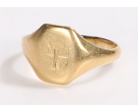 18 carat gold signet ring, the head with feint engraving, ring size K, 2.7g