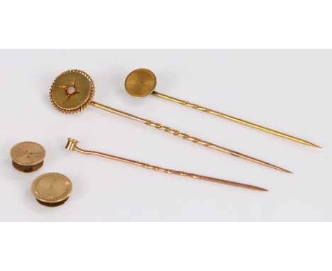 Three gold coloured metal stick pins, two gold coloured metal dress buttons, 6.9g