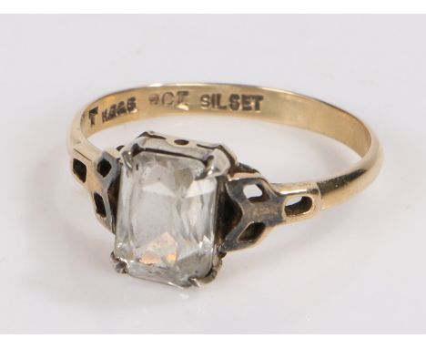 9 carat gold ring with silver set clear paste to the head, ring size O1/2, 2.1g