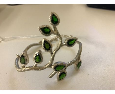 A silver diopside leaf Nouveau-style bangle