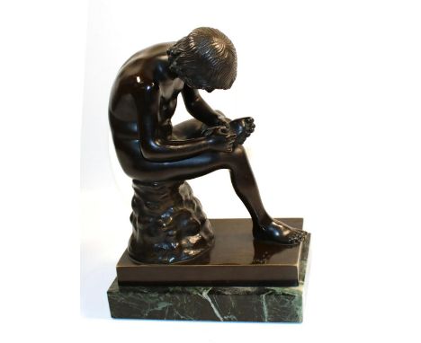 Kapitolinscher Dornauszieher.: Kopie nach dem Original im Konservatorenpalast Rom. Bronze. H: 24 cm. Gesamthöhe: 27 cm. Am So