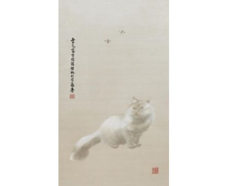 Perserkatze.: Sitzende Perserkatze zwei fliegende Insekten beobachtend. Sehr feine Seidenstickerei, 20. Jh. 78 x 43 cm. Mit f
