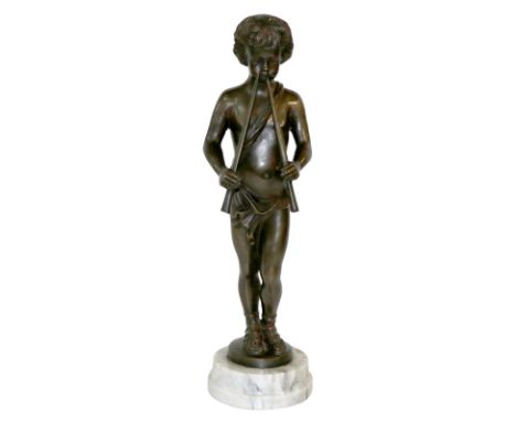 Stehender Knabe: mit zwei Flöten. Dunkelpatinierte Bronze auf weißem Marmorsockel, um 1900. H: 41,5 bzw. 45 cm. Gewicht: 4,24