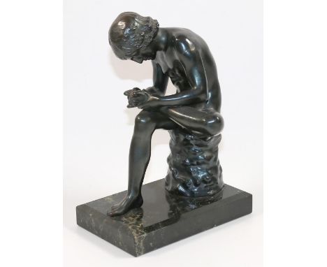 Kapitolinscher Dornauszieher.: Kopie nach dem Original im Konservatorenpalast Rom. Bronze auf schwarzem Marmorsockel. H: 16,5