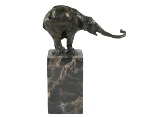 Carvin, Louis-Albert: (1845 Paris 1951). Elefant. den Rüssel von sich streckend und ein Bein anhebend. Bronze mit dunkelbraun