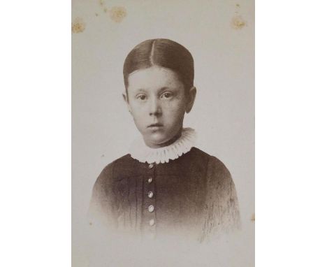 Sammlung: von 8 Portrait-Photos (jwls. ca. 9 x 6 cm), auf Kart. aufgez., tls. mit Atelierwerbung. 2. H. 19. Jh. Lose.  Enthäl