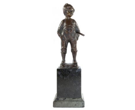 Schmidt-Felling, Julius Paul: (1835 Berlin - Deutschland 1920). Stehender Knabe mit Stock unter dem Arm. Bronzefigur mit Stei
