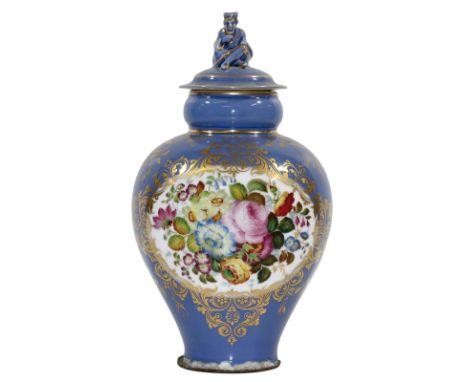Deckelvase,: wohl Coalport, um 1840. Balusterförmig, bemalt mit ovaler Blumenreserve mit goldener Schnörkelbordüre auf blauem