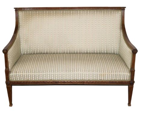 Sofa im Louis Seize.: Frankreich 19.Jh. Kleiner, dekorativer Zweisitzer. 97 x 137 x 53 cm. Sh. 44 cm. Leichte Gebrauchssp.   