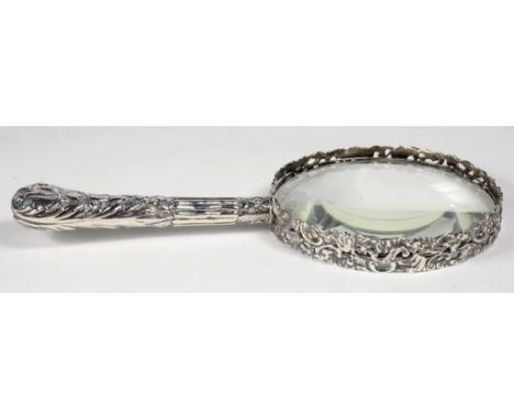 A VICTORIAN SILVER MAGNIFYING GLASS, 22CM L, LONDON 1885 (LENS CHIPPED) 