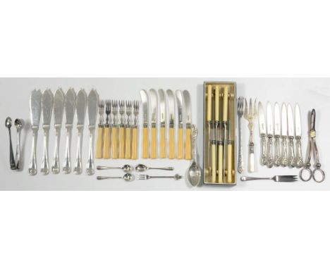 A SMALL QUANTITY OF PLATED FLATWARE, INCLUDING A SET OF SILVER HAFTED TEA KNIVES