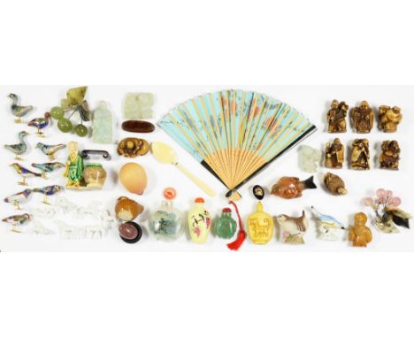 MISCELLANEOUS 20TH C ASIAN MINIATURE WORKS OF ART, INCLUDING A CHINESE CARVED GREEN STONE SNUFF BOTTLE, 5CM H AND A CHINESE I