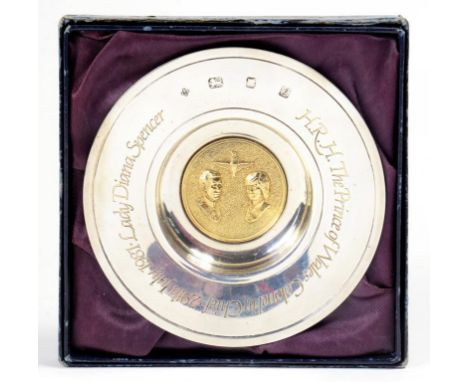 AN ELIZABETH II PARCEL GILT SILVER 1981 ROYAL WEDDING COMMEMORATIVE DISH CENTERED BY A PORTRAIT MEDALLION OF THE ROYAL COUPLE