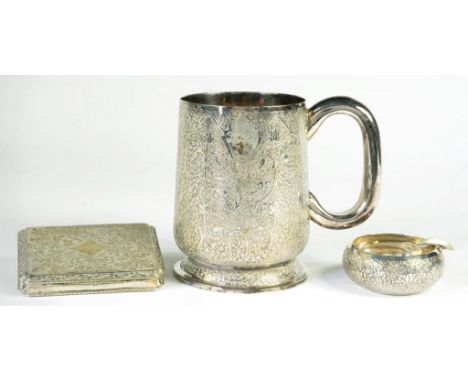 A FOREIGN SILVER MUG CHASED WITH ARABESQUES AND A SIMILAR CIGARETTE CASE AND ASHTRAY, 13OZS