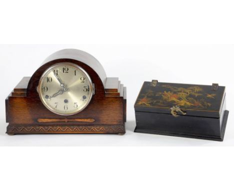 A 1920'S JAPANNED WOOD BOX, THE LID INCORPORATING A TIE PRESS, 25CM W AND A CONTEMPORARY OAK MANTEL CLOCK WITH CHIMING MOVEME