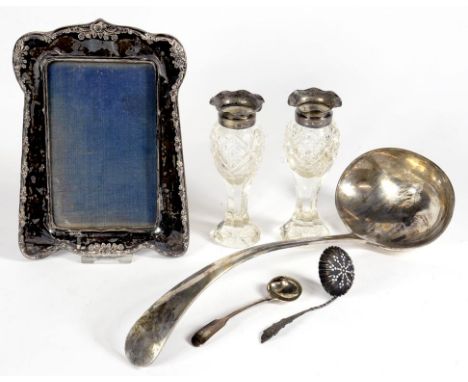 A PAIR OF EDWARD VII SILVER MOUNTED GLASS VASES, 12.5CM H, BIRMINGHAM 1906 AND A SILVER PHOTO FRAME, A SUGAR SIFTER, A SALT S