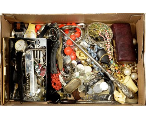 MISCELLANEOUS VINTAGE COSTUME JEWELLERY AND OTHER ITEMS, INCLUDING AN EARLY 20TH C SILVER HANDLED BUTTON HOOK