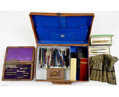 A QUANTITY OF VINTAGE FOUNTAIN PENS, INCLUDING PARKER, SEVERAL CASED, DRAWING INSTRUMENTS, ETC, EARLY - LATE 20TH C, IN A SMA