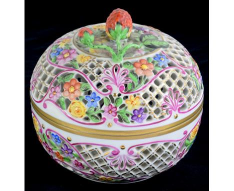 A HEREND RETICULATED GLOBULAR BOX AND COVER, WITH STRAWBERRY KNOP, 13CM H, PRINTED MARK, 20TH CENTURY 