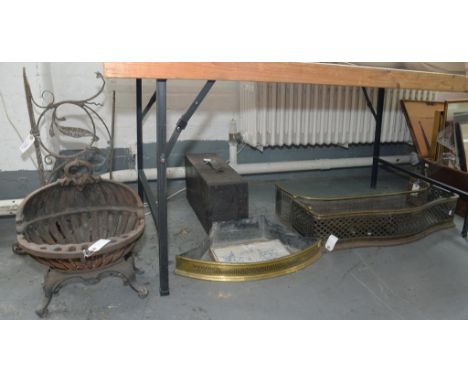 A QUANTITY OF METALWARE TO INCLUDE A MAGIC LANTERN, CAST IRON FIRE GRATE, THREE BRASS FENDERS, 95CM AND SMALLER ETC