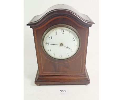 An Edwardian mahogany mantel clock with satinwood stringing, 22cm tall 