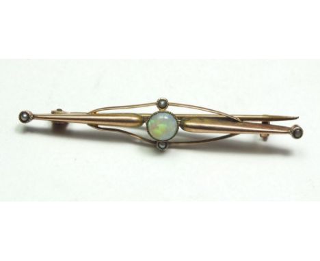 An Edwardian 9ct gold bar brooch set opal, Total weight 1.7g 