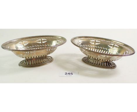 A pair of Walker &amp; Hall small oval silver pierced trinket dishes, 140 gm, 14 cm wide, Sheffield 1908 