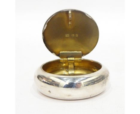 Silver circular snuff box by George Unite, Birmingham 1918 of circular form with squeeze action release and gilt interior, 7.