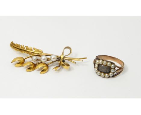 George III rolled gold memorial ring, the central hair panel surrounded by a border of split pearls with inscription dated 18